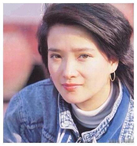 何晴早年经历颇为坎坷，19岁就挑起了家庭的重担，是个坚韧的女孩。她塑造过许多古代