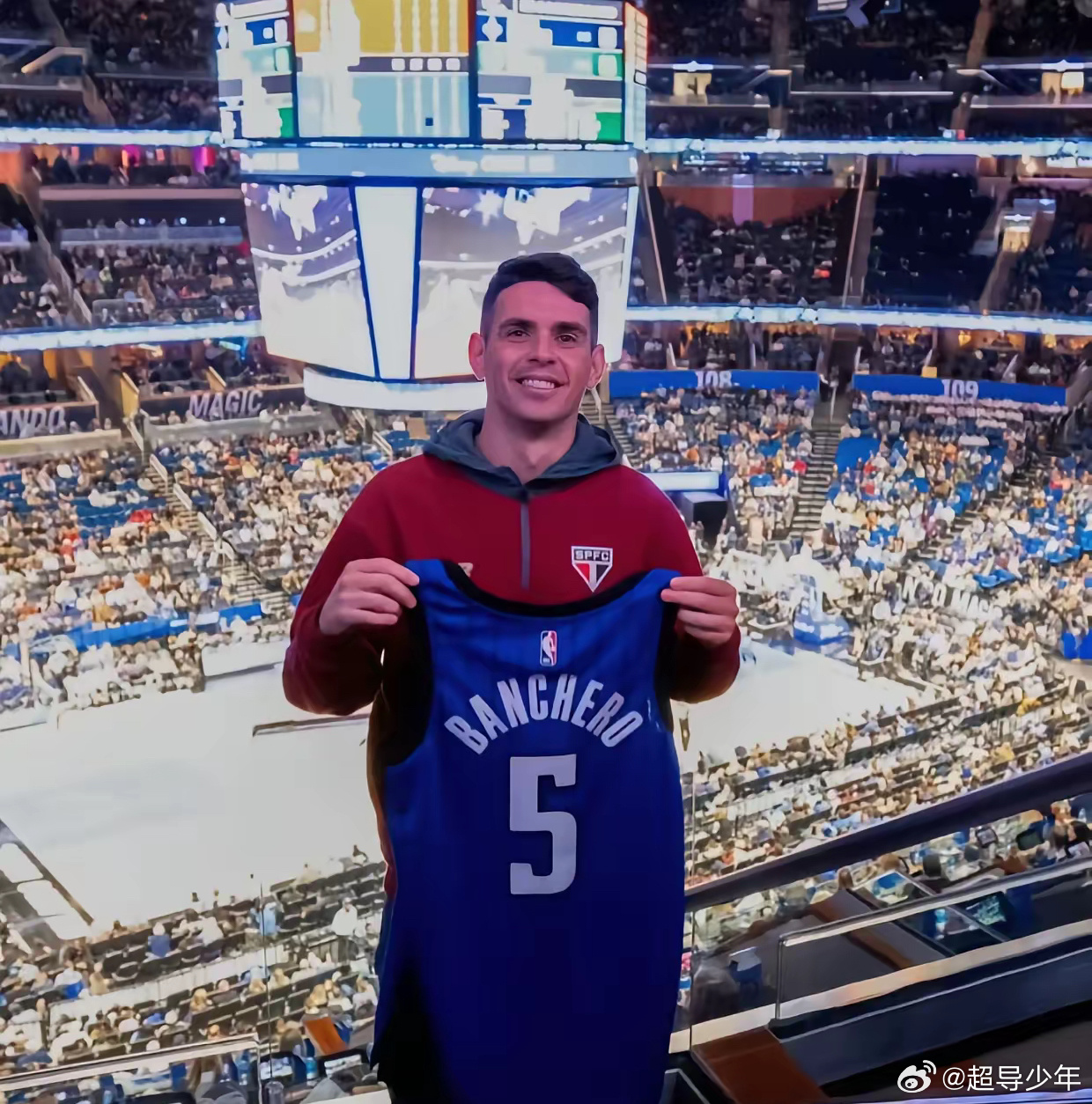 奥斯卡加盟圣保罗后，与队友去奥兰多观看NBA比赛，笑得喜不拢嘴。在上海时，奥斯卡
