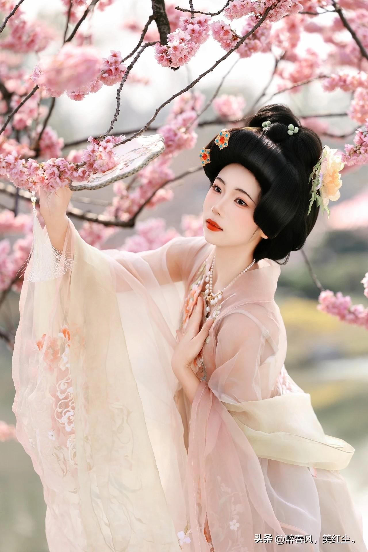 “春水初生，春林初盛，春风十里，不如你。”风起于夏秋之交 风吹万物春 湖上初霞