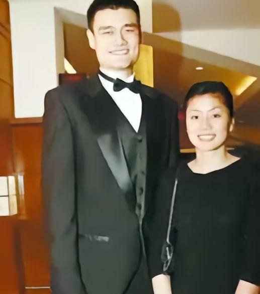 2007年，叶莉嫁给身高2米26体重400多斤的姚明后，她开玩笑地说：“睡觉之前