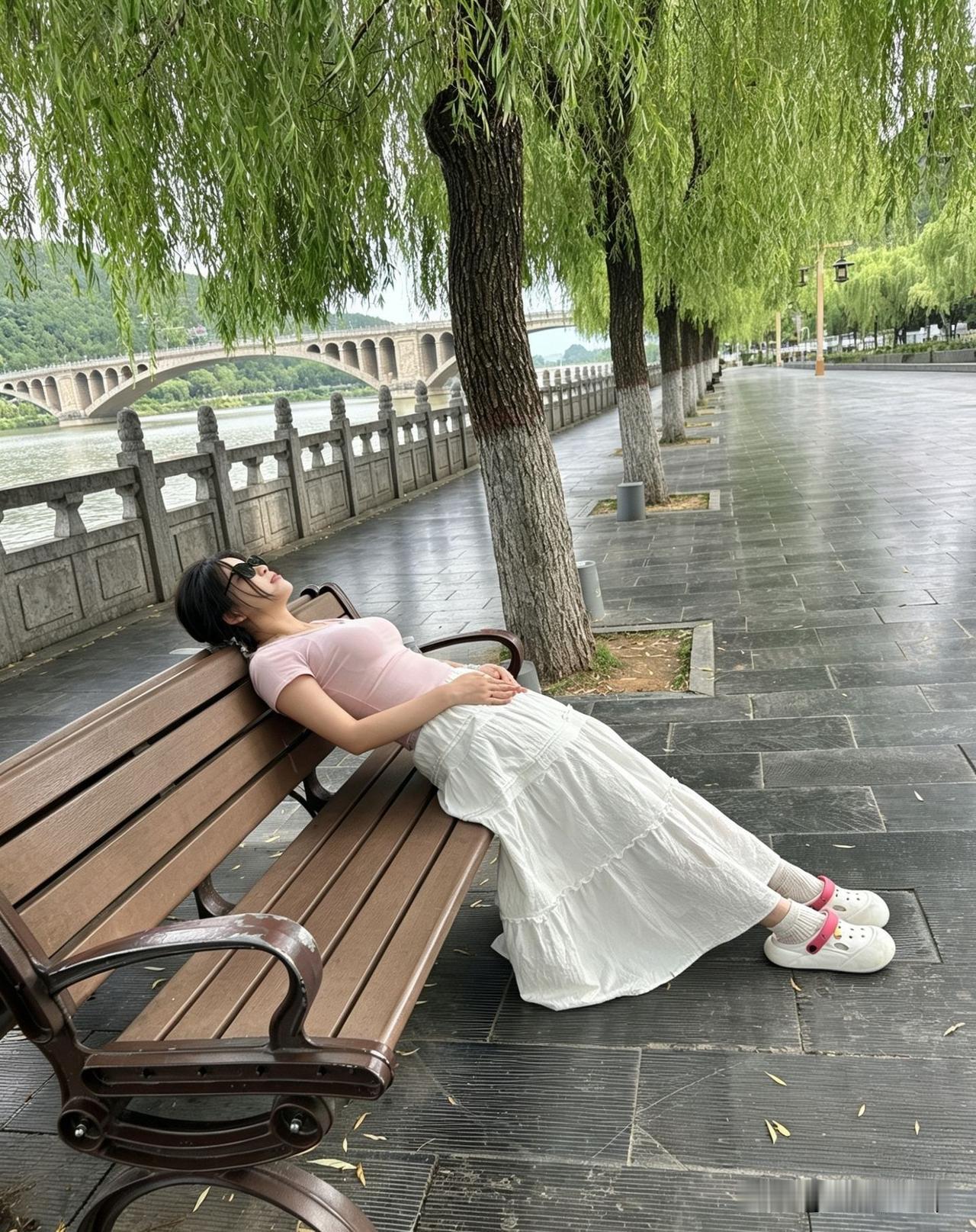 留世间多少爱，迎浮世千变。和有情人，做快乐事，别问是劫是缘。