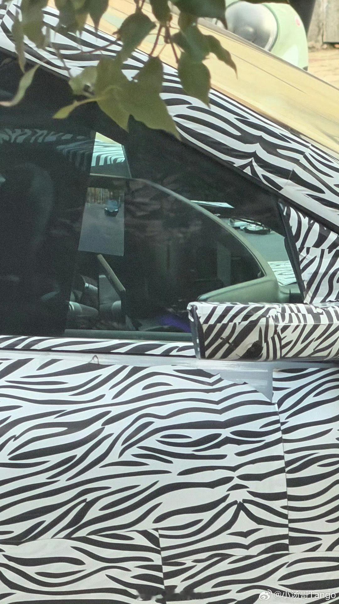 奥迪E7X伪装车曝光  据博主爆料，奥迪E7X伪装车已开启路试。其概念版奥迪SU