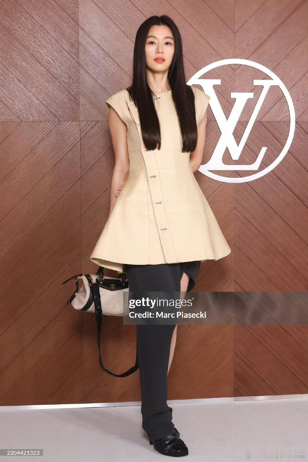 全智贤首次LV看秀全智贤千颂伊照进现实全智贤首次lv看秀，气场十足 ​​​