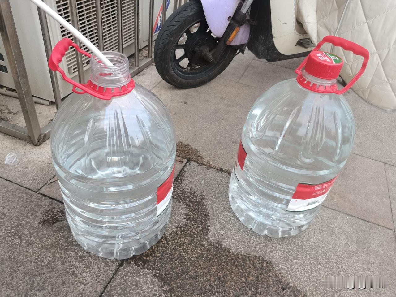 接免费的水是不是又节省了一笔开支
药店买药送水卡
同事爸爸每个月拿中药就送8张卡