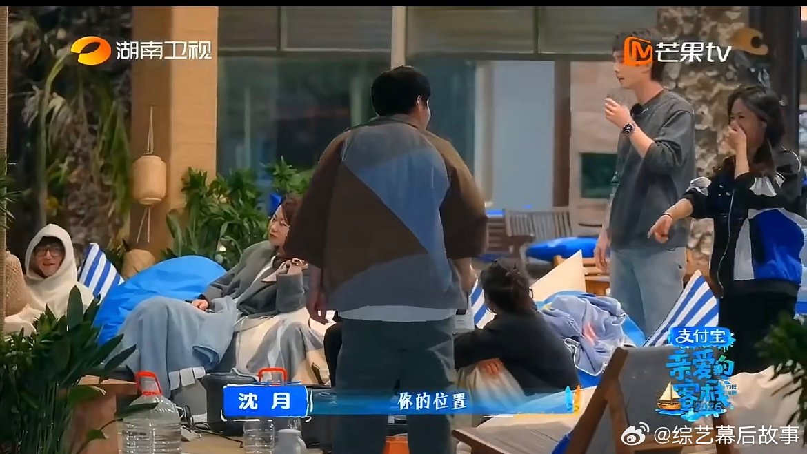 沈月全网寻找垃圾桶一个急得团团转找垃圾桶，一个淡定拿来养生泡脚，两人互动笑点直接