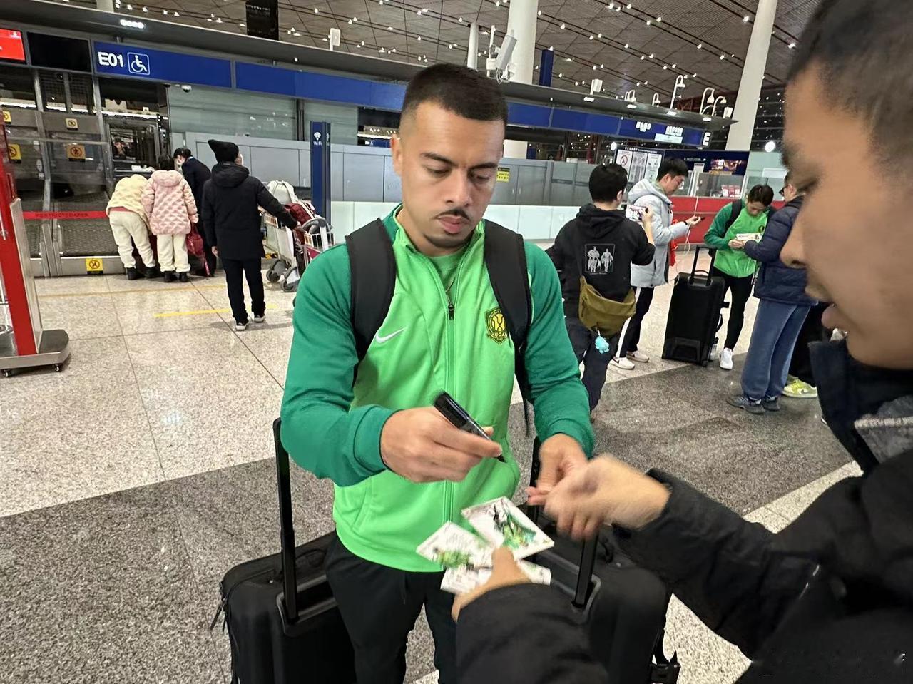 唉，浪费了！训练态度不积极的李可被扬科维奇踢出国家队，没能踢亚洲杯，如今只好回到