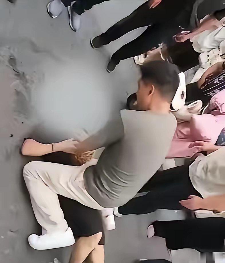 来自江苏淮安的现役军人钱王津，趁着休假回乡陪伴家人，2026年7月27日傍晚六点
