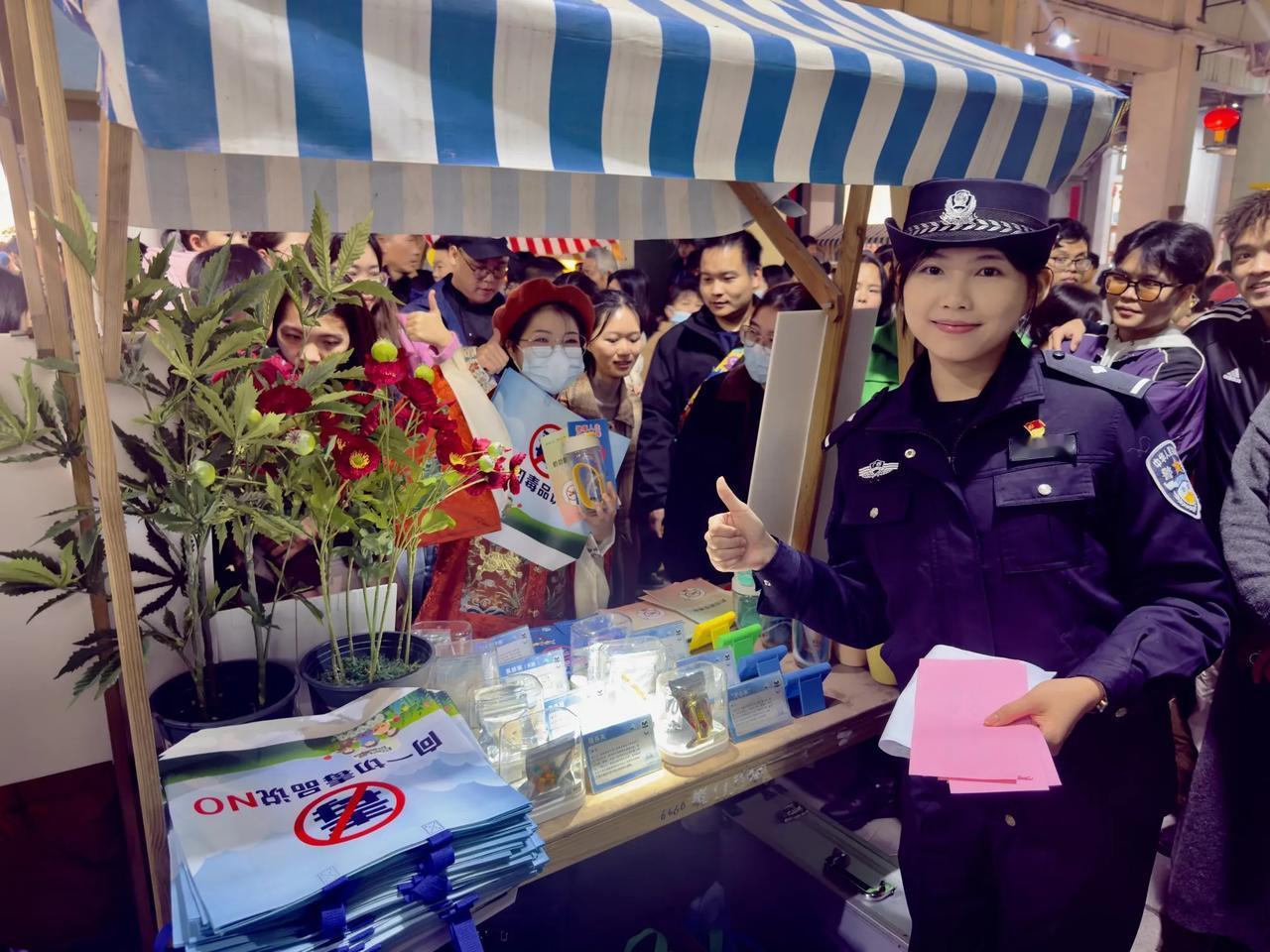 美女警察小姐姐在元宵佳节也没有闲着，但人多密集的地方，摆开桌子开展禁毒宣传，为市