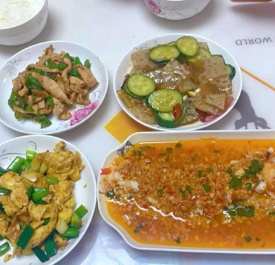 周末天也挺冷的不去哪儿玩，就在家给孩子做家常菜。也没啥复杂的，就是按娃的口味来，