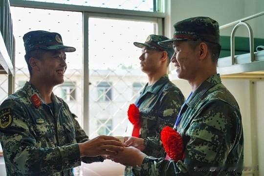 ✅ 机关新兵的“隐形福利”

- 环境相对舒适：训练强度通常低于基层连队，体能压