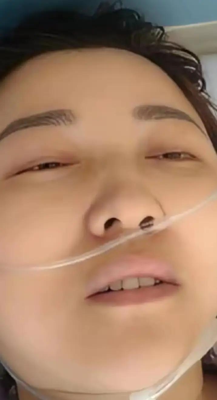 泪目！西安，一个28岁姑娘在公司上班，同事看到她裤子上全是血，她自己没感觉也不疼