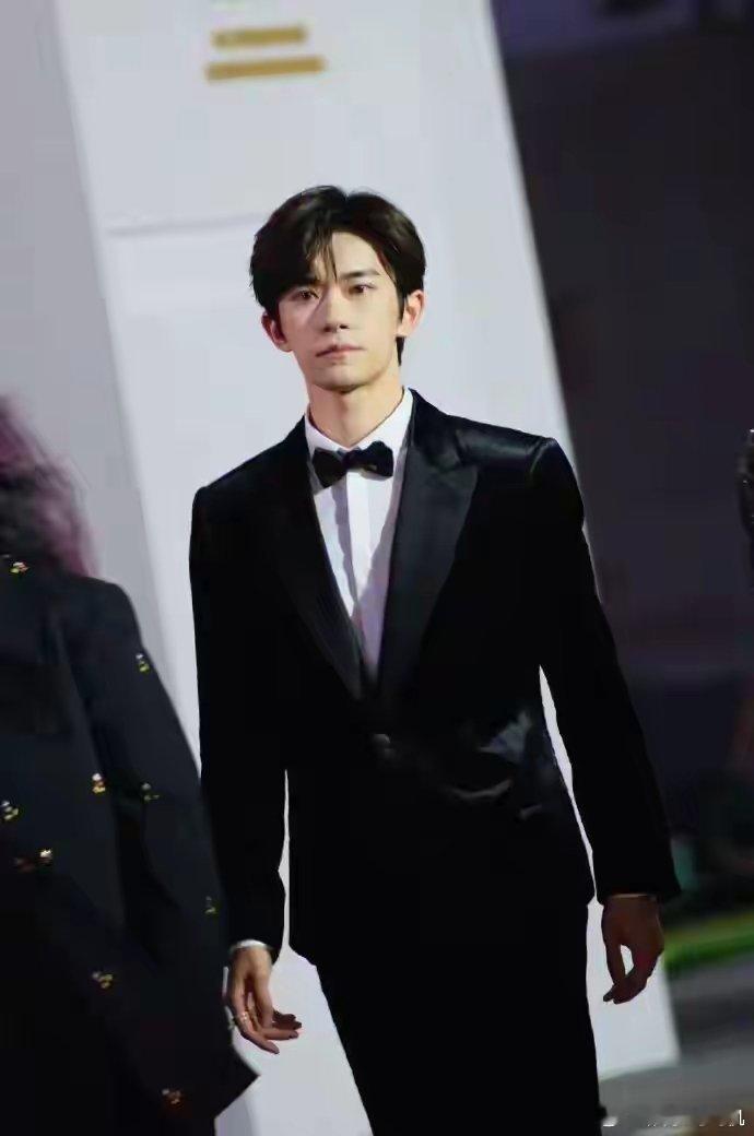 金鸡奖获奖全名单！易烊千玺、宋佳分获最佳男、女主角奖。第38届中国电影金鸡奖颁奖