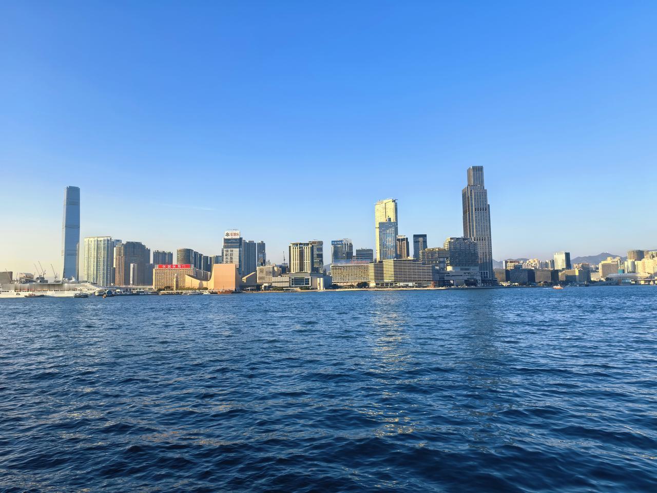 香港文化是一种融合了东西方元素、传统与现代特色的多元文化。

粤语是香港的主要语