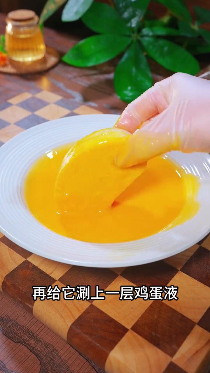 黄金馒头。
真是万万不敢相信，只需要在馒头中打入4个鸡蛋，出锅竟然变成了大酒店天