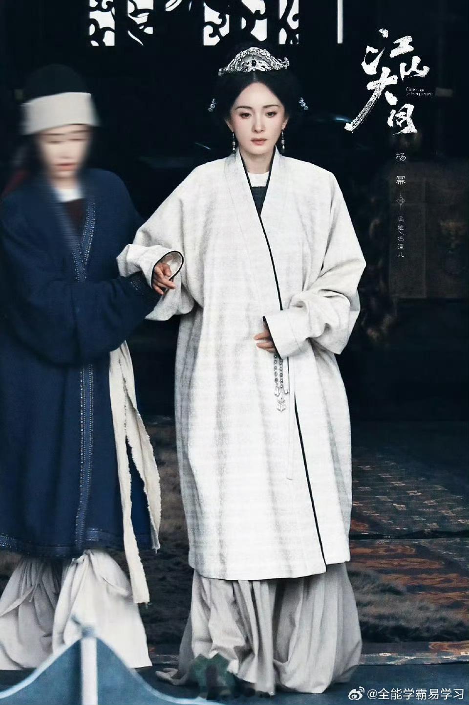 谁敢信这是同一天的杨幂咱幂姐演的太后就是这么雍容华贵，威仪四方，尽显皇家气度。一