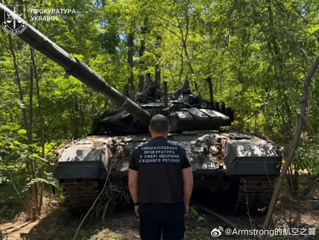 乌克兰检察官办公室在哈尔科夫地区的森林中发现了一辆 T-72B3 和一辆 T-7