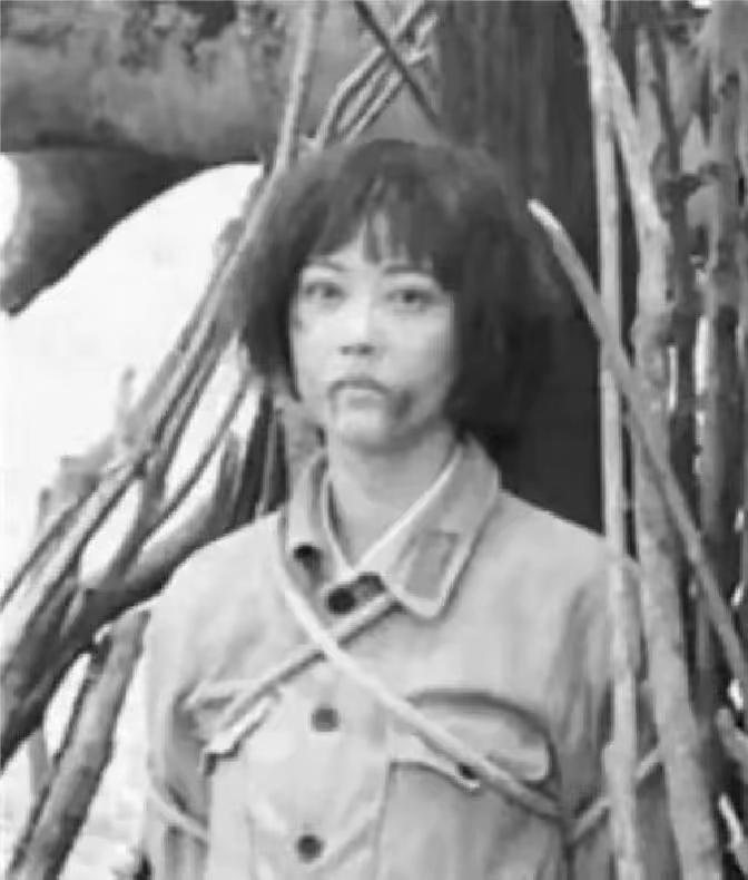 韩德庆把吴珍子扛回自己住处，往土炕上一放，反手锁了门。吴珍子立刻跳起来，背贴着墙