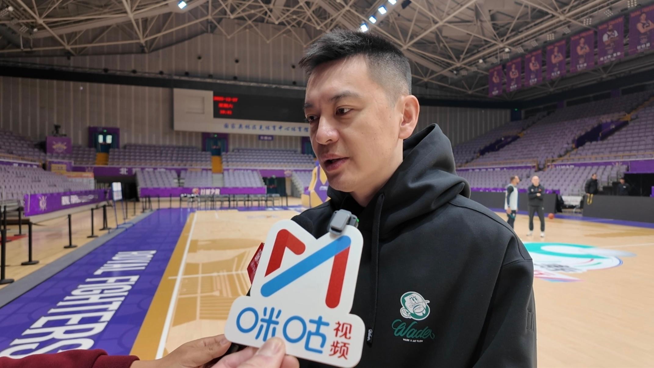 杨鸣指导谈继伟伤病情况：还在恢复之中，我们谨慎起见，随时跟队医和康复师保持沟通，