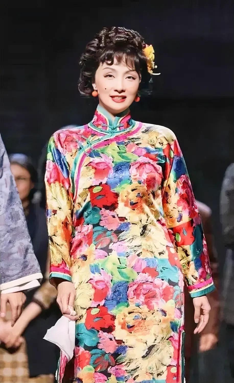 这是小陶虹吗？感觉形象大变，由原本的娇俏成为现在的壮硕，颇有点年代剧中老鸨的味道