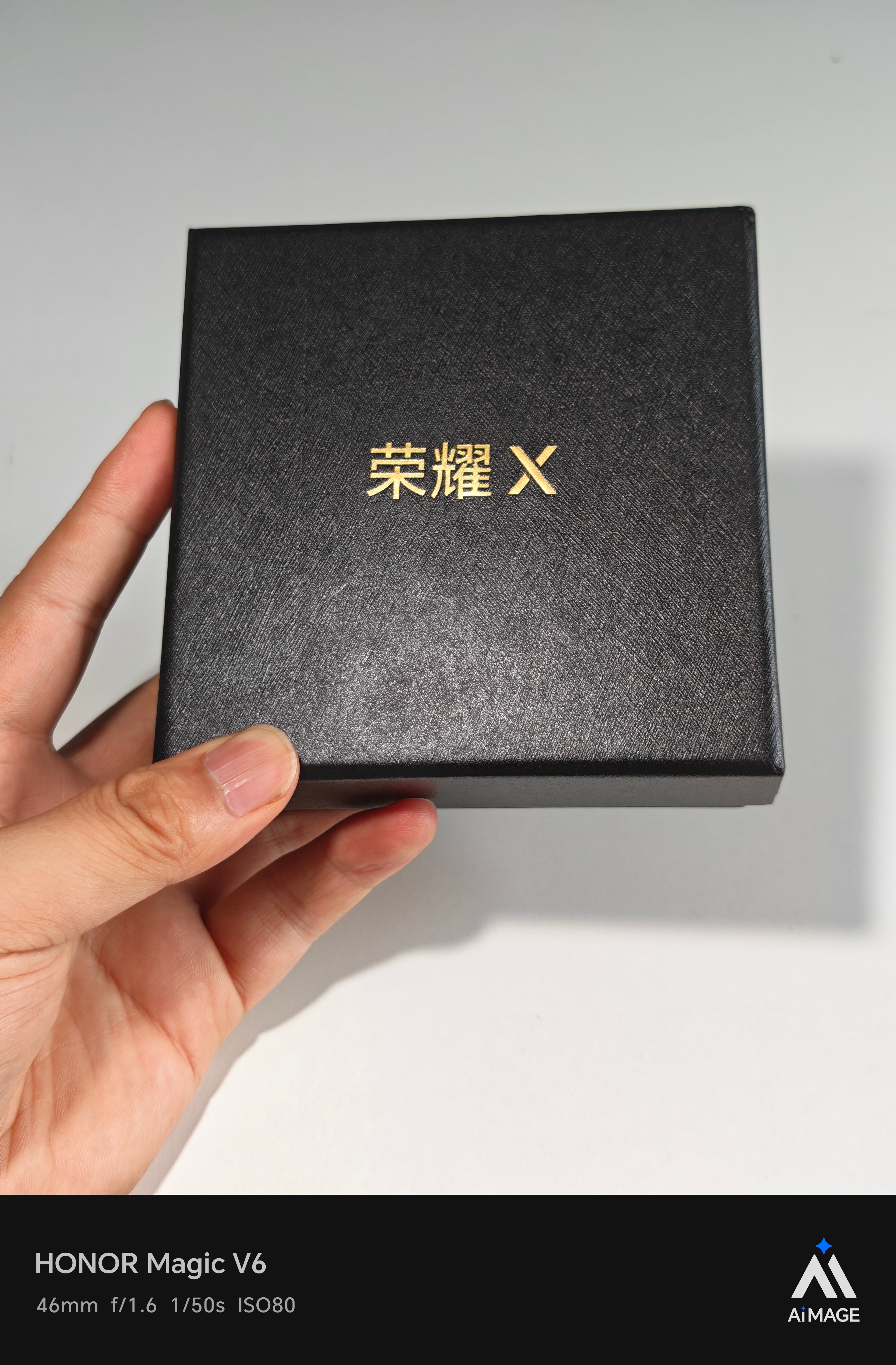 收到了荣耀X80Pro Max邀请函，一个很硬核的指尖金属魔方，质感很好。明显就