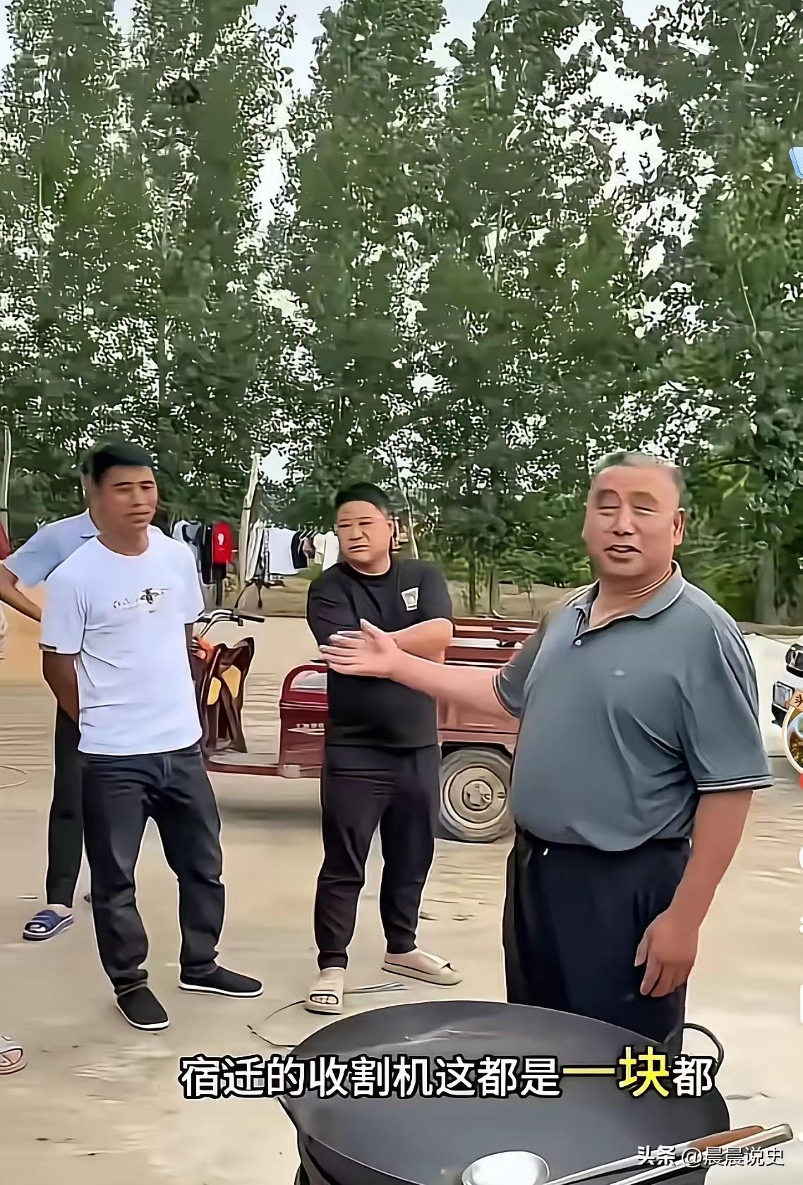 河南麦收现场，20辆江苏收割机驶入村口，立即被当地大叔拦住，郑重承诺：“来割麦子