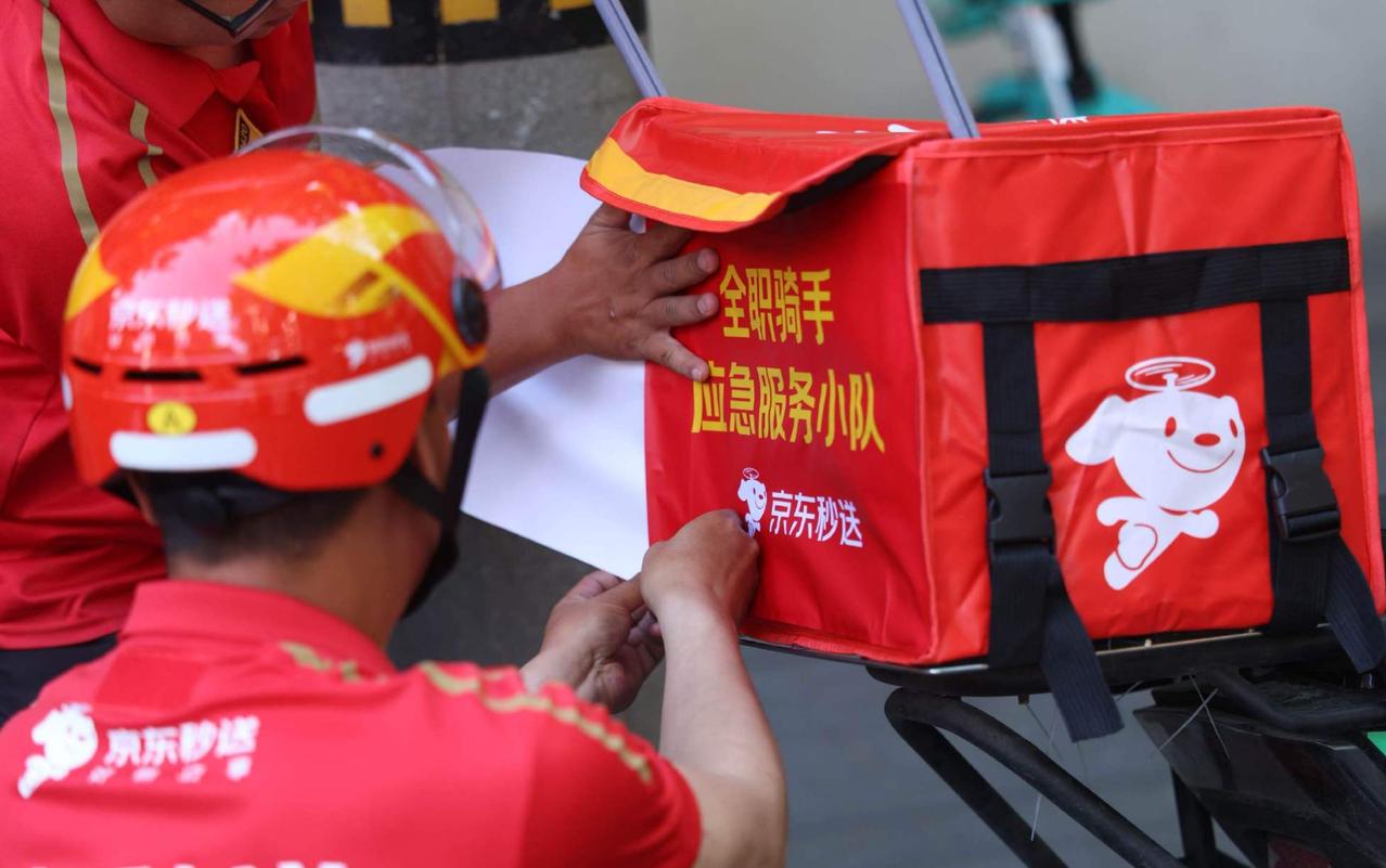 高考的第一天，合肥三中考场外，一场“闪电救援”真是燃到我了！一个考生小哥因为忘带
