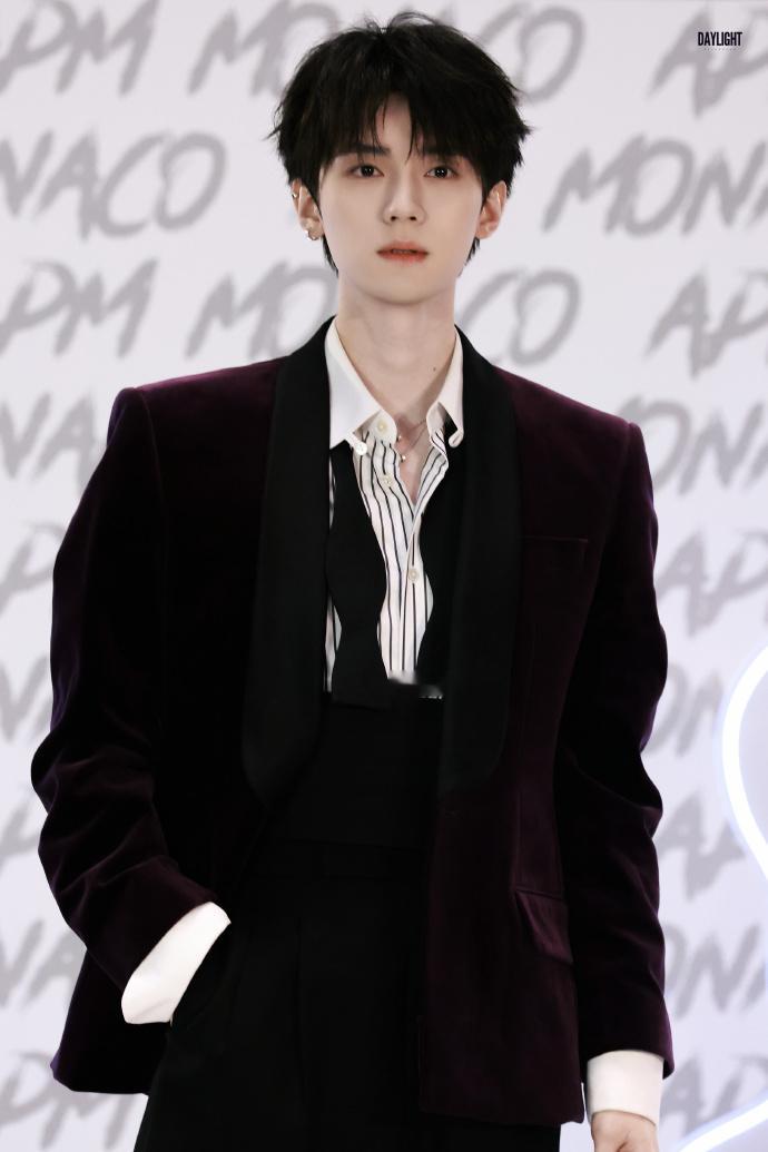 周翊然紫色西装很曼妙周翊然杭州见面会生图 周翊然紫色西装很曼妙，是矜贵王子周翊然