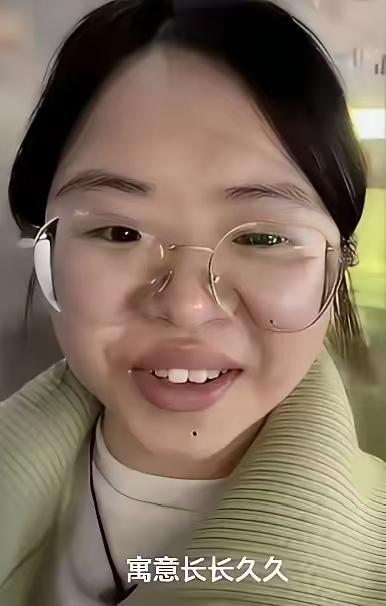 这姑娘长得颇有几分“年轻版傅首尔”的神韵。我是女的，想问问评论区里的男士们，你们