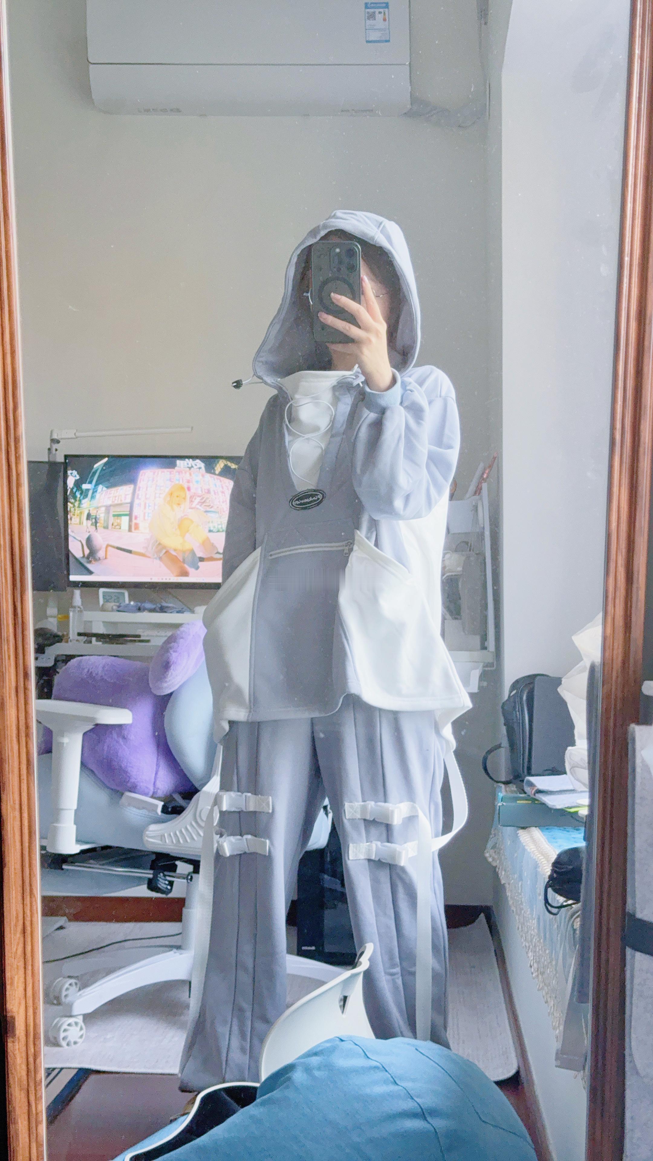 拆了件新衣服穿[二哈]好潮啊，我怎么会有这么潮的衣服，感觉要风湿了 ​​​