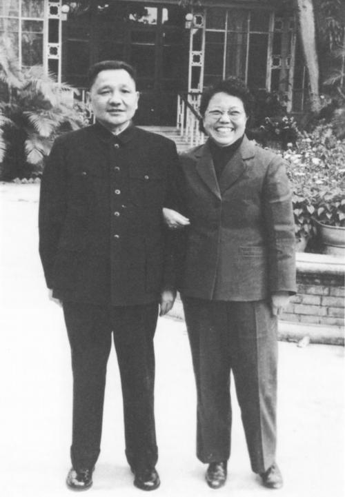 1983年9月25日，一辆黑色轿车缓缓驶出北京的一处大院。坐在后座的老太太突然开