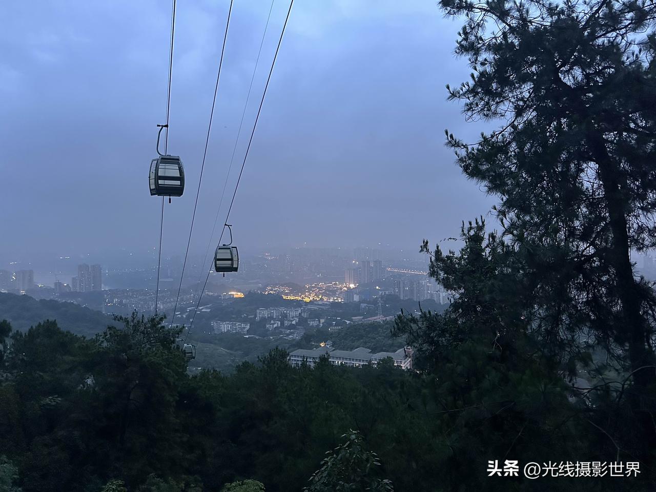 我还是蛮厉害的啊！只花了20分钟，就从歌乐山山顶，走路下来啦！6月21日下午7点