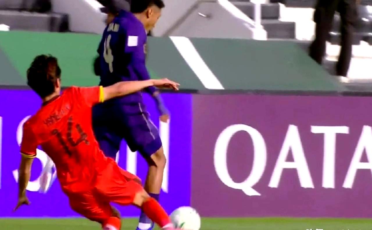 开场两分钟，王钰栋被踩脚面，裁判装没看见。
 

转头第13分钟，杨皓宇一铲就黄