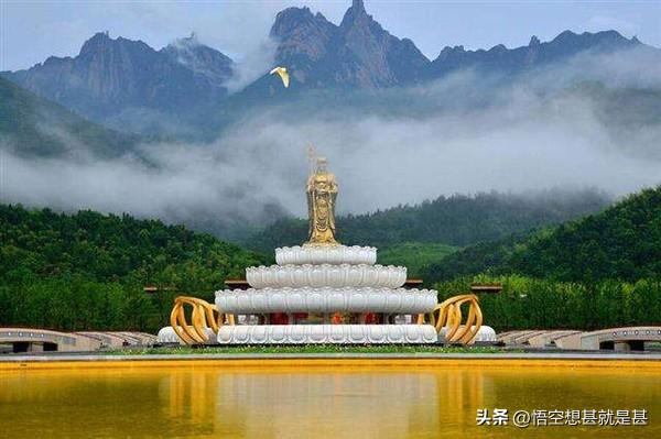 看到“日月潭中映日月”这个上联，真的很妙！日月潭本就是台湾的著名景点，名字里带“