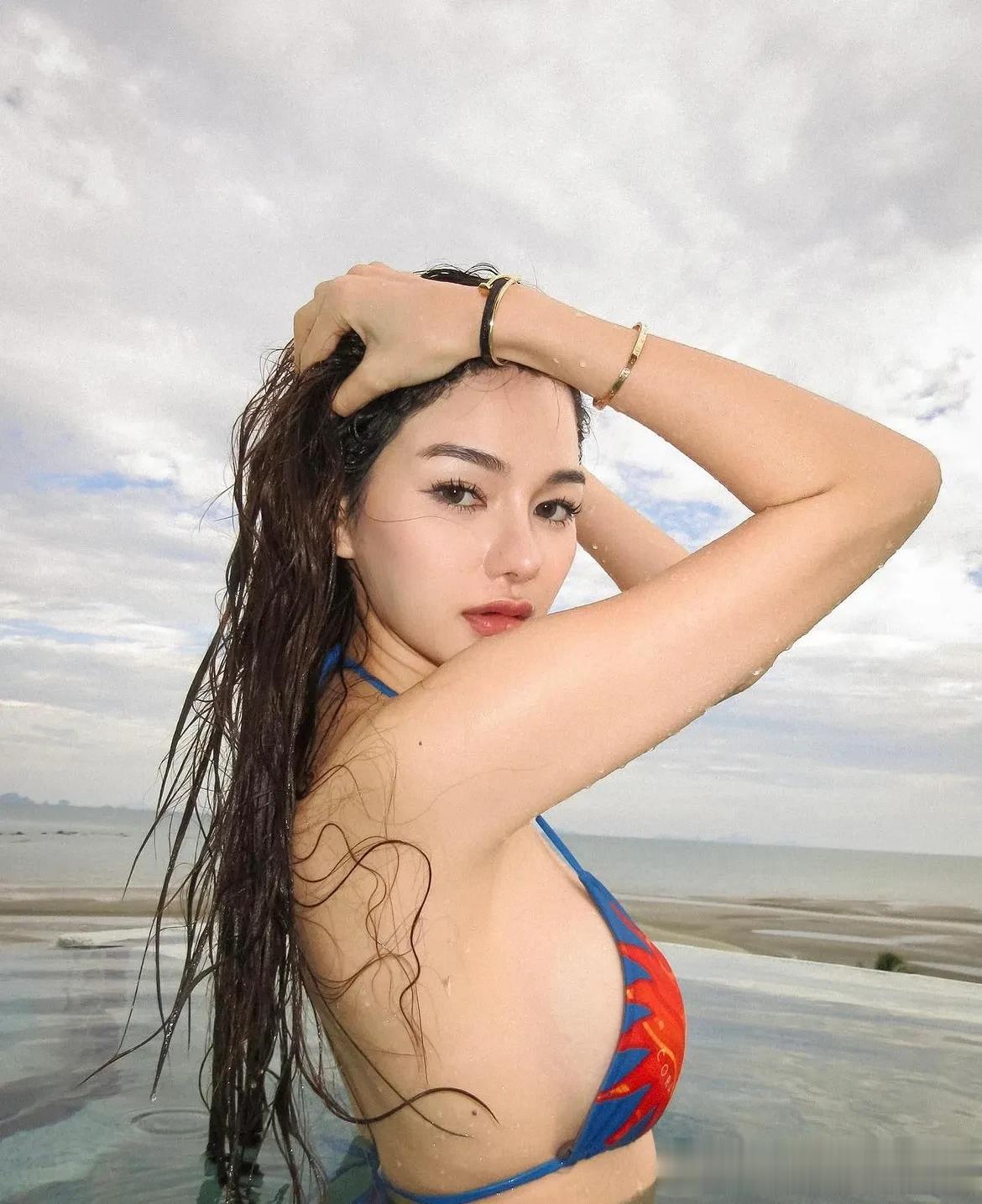 到攀牙湾，这个泰国的海湾，被称为泰国海边的小桂林，山形俊秀，倒是有几分桂林的气韵