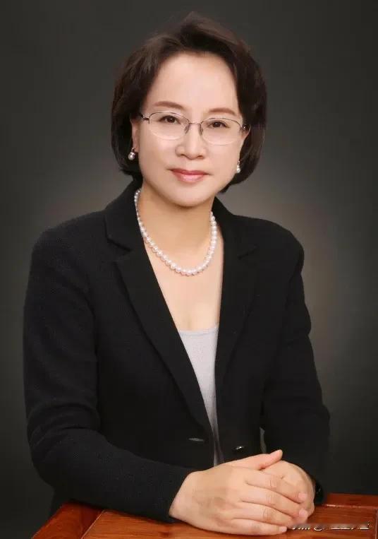 这个美女科学家不简单，既是高颜值的大学校长，还有诸多头衔，也曾荣获各类大奖！李蓬