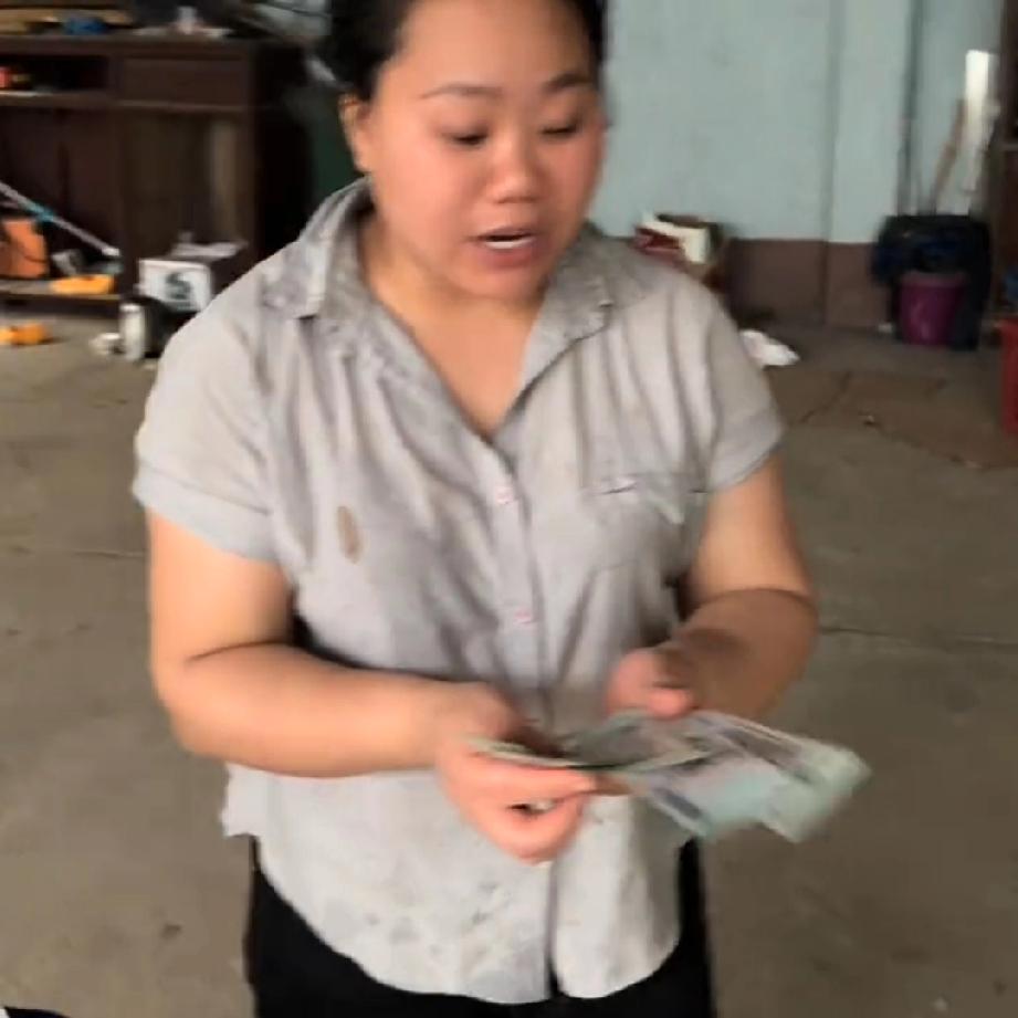 秋秋在河口待产小松的妈妈照顾秋秋起居饮食，秋秋很有福气遇到一户好人家。
小松对秋