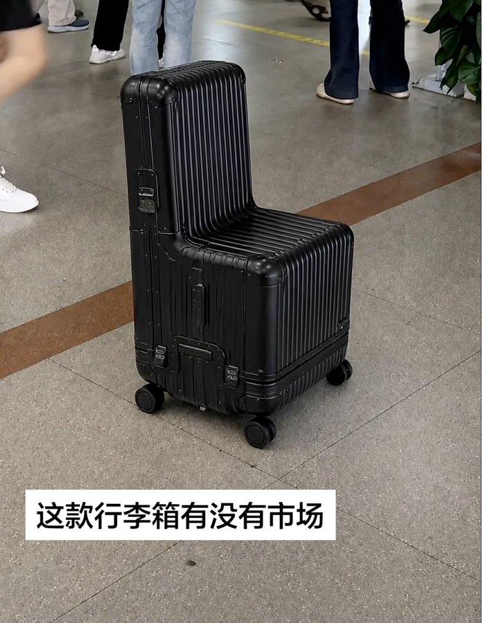 谁设计的椅子行李箱，真的实用吗？
机场候车大厅人挤人，没座位站到腿酸，这款箱子直