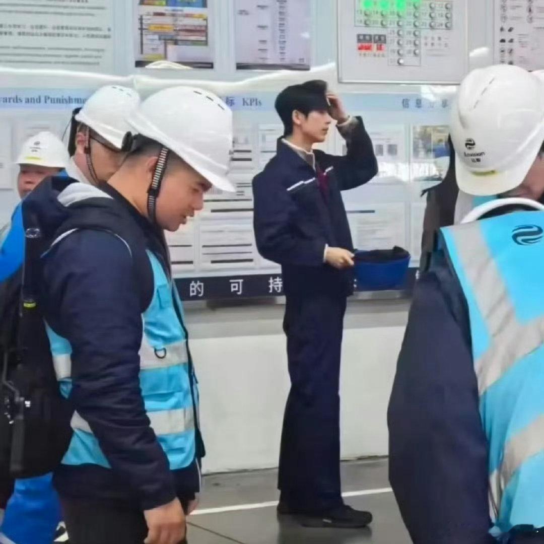 张凌赫纪录片从演员变回张工每次看他同学那段话都觉得他人真的挺好的 