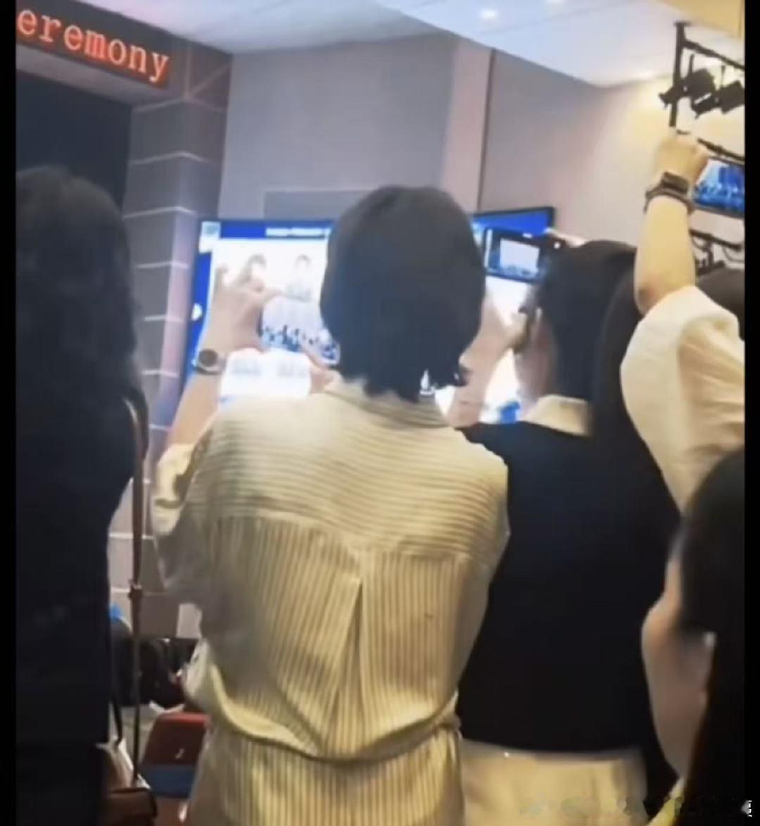 董卿参加儿子毕业典礼董卿参加儿子毕业典礼！董卿参加儿子小学毕业典礼