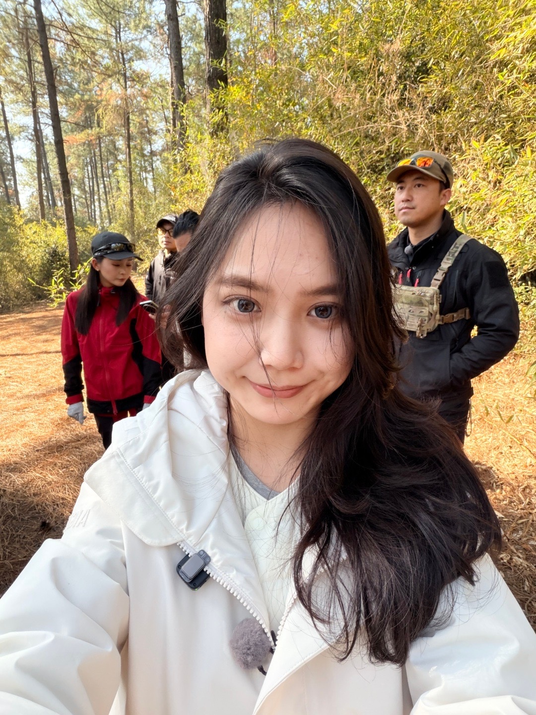 刚买的一身白衣服… 全脏了