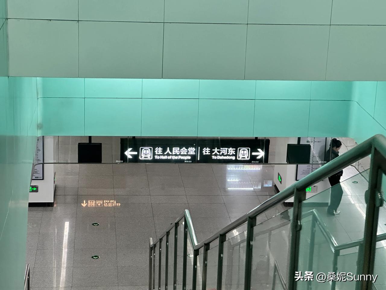 青岛地铁站站台上的指示牌能不能像这个站台一样，在下楼梯的站台入口处挂上下图这样一