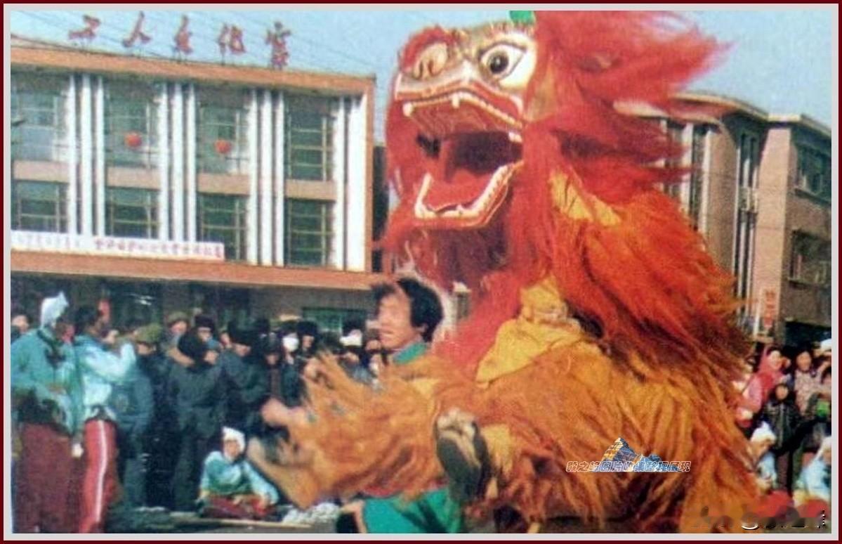 昔日的呼和浩特文化宫前“人群中的羊剪绒”。
看看你相册里的呼和浩特这张旧照片中充