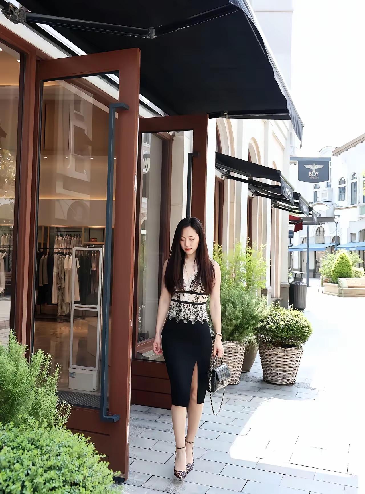 时尚又优雅的女孩走在高档商业街。