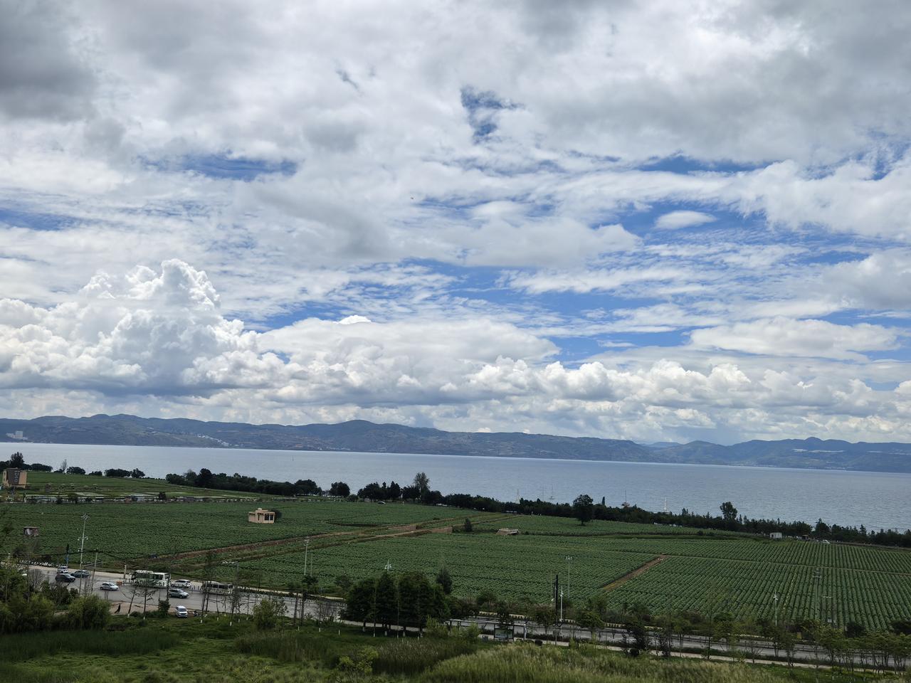 抚仙湖水域辽阔，湖边波浪不断，难怪当地人叫它海子。碰巧赶上晚上闪电，抓拍了一张。