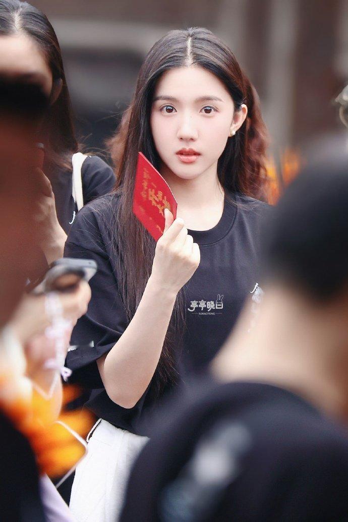 苏晓彤念相思开机路透苏晓彤念相思女二开机现场抓拍氛围感绝佳，苏晓彤手持开机红包笑