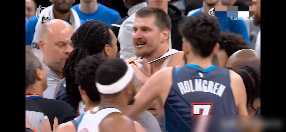 两次MVP的约基奇，竟在众目睽睽下被雷霆悍将下黑脚绊倒，裁判都判罚驱逐了，他本人