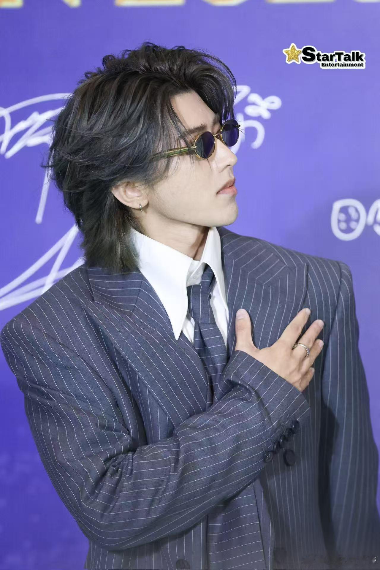 蔡徐坤这里是红毯不是秀场 条纹西装自带高光，他把红毯走成个人舞台。每个停顿都像精
