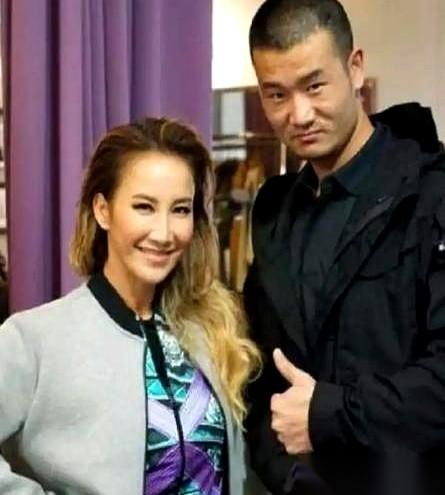 陕西咸阳的白晓保把400万保险的受益人写成母亲，飞去伊拉克拿命换钱。
同批过去的