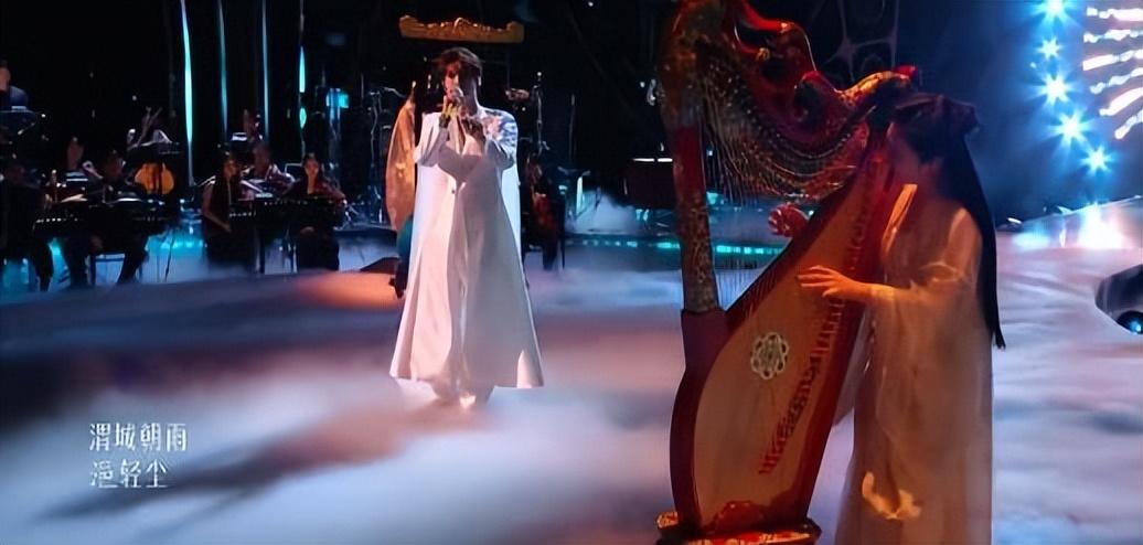 有谁看懂张远旁边这位女士的演出？

这位女士，弹奏乐器，引人关注！

正是这种乐
