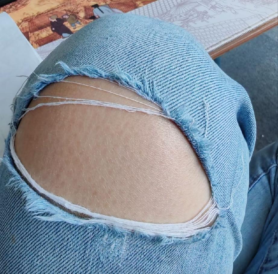 这条19年穿到现在的裤子，从前完好无损，如今轻轻一扯就开裂。昨天收拾时随手丢掉一